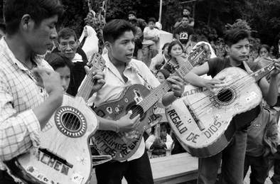 Foto en blanco y negro de un grupo de personas en una guitarra

Descripción generada automáticamente