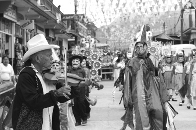 Imagen en blanco y negro de un grupo de personas caminando en la calle

Descripción generada automáticamente