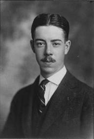 Foto en blanco y negro de un hombre con traje y corbata

Descripción generada automáticamente